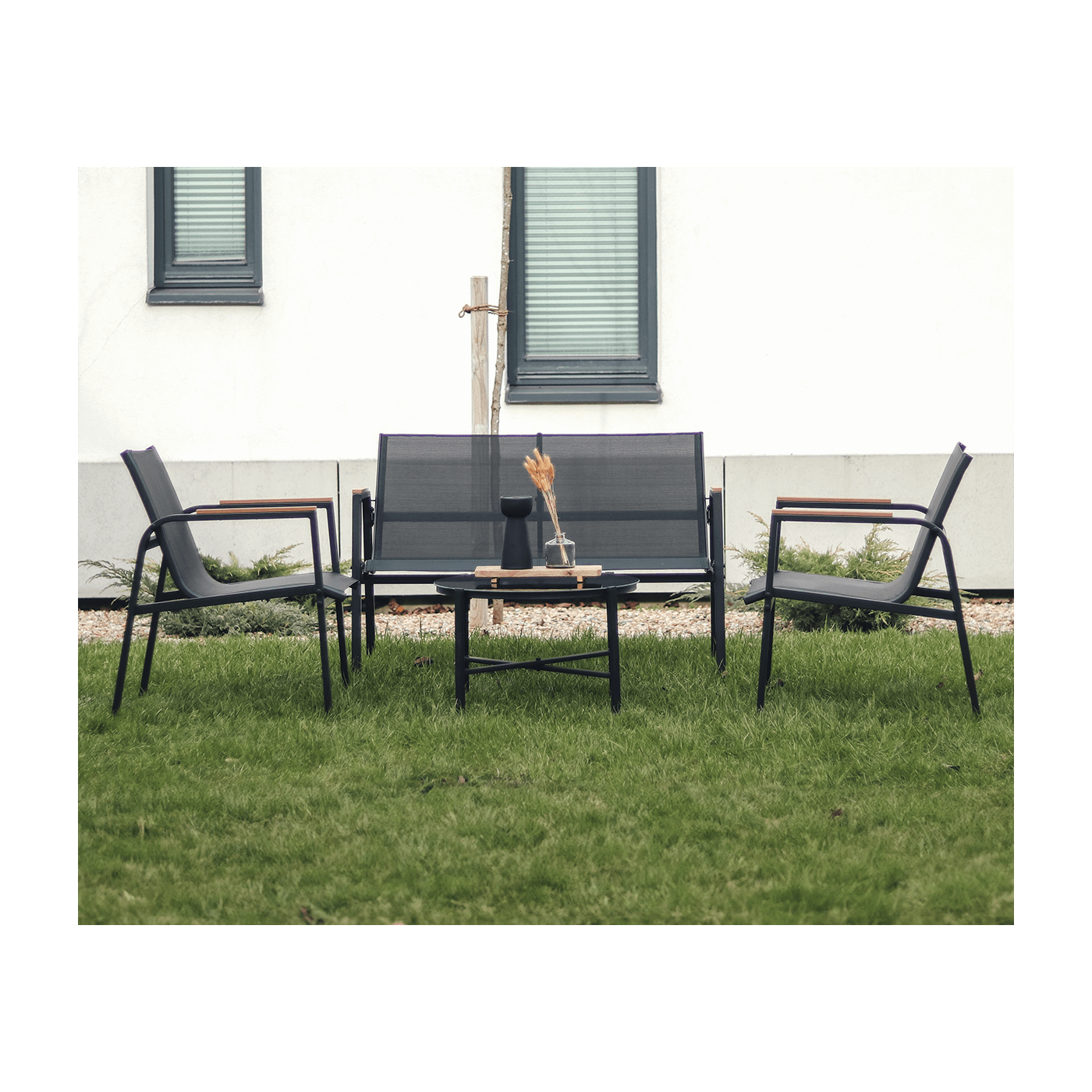 Wiosenna aranżacja zestawu mebli na ogrodzie