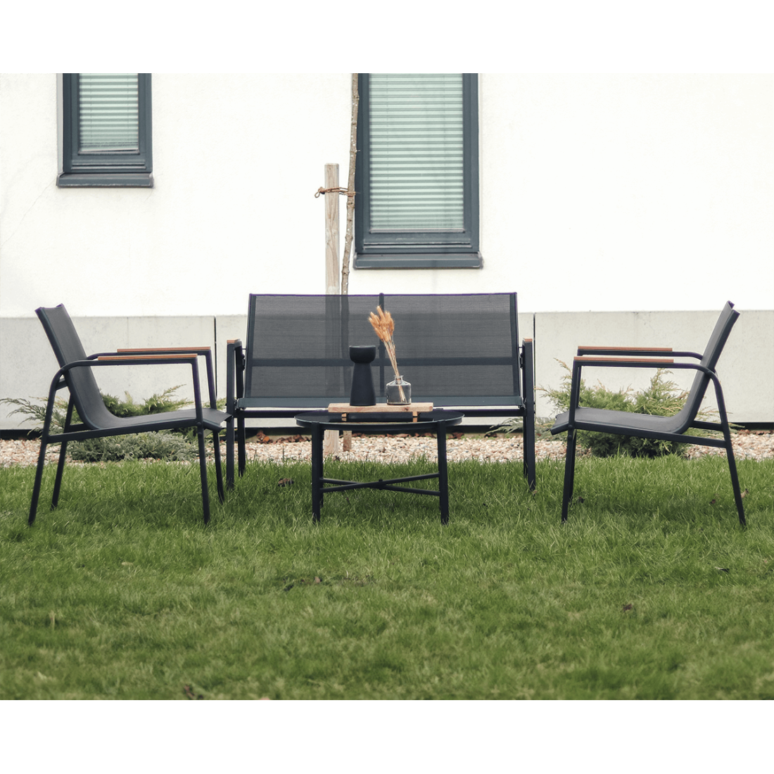 Wiosenna aranżacja zestawu mebli na ogrodzie