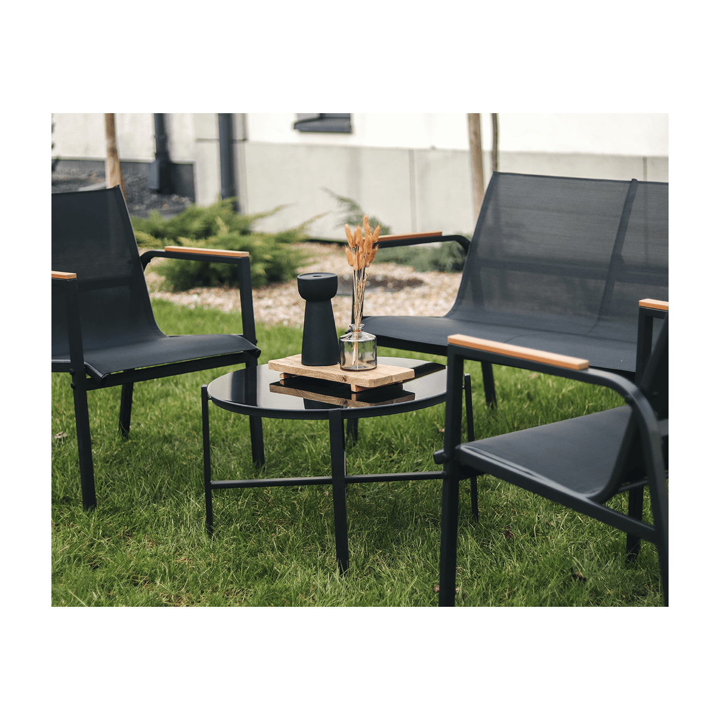 Detale, aranżacja widok na zestaw mebli ogrodowych