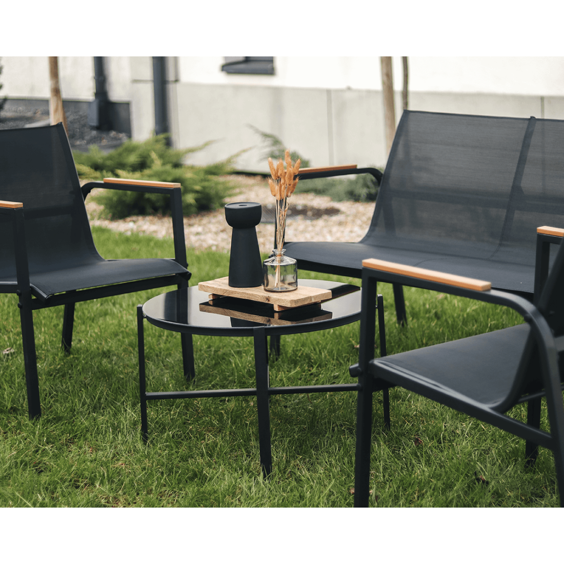 Detale, aranżacja widok na zestaw mebli ogrodowych