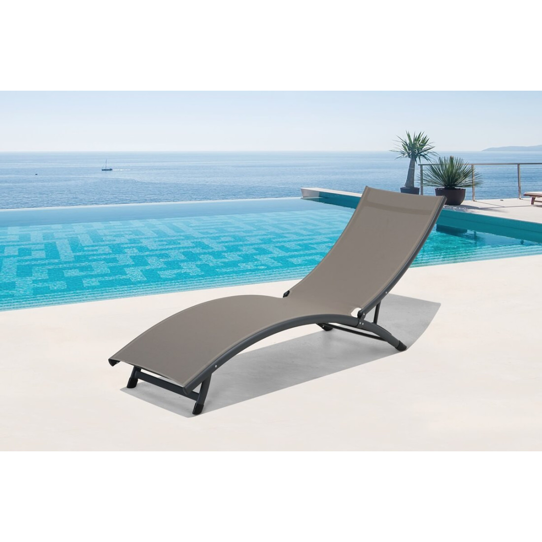 Aranżacja przy basenie z leżakiem Star Taupe