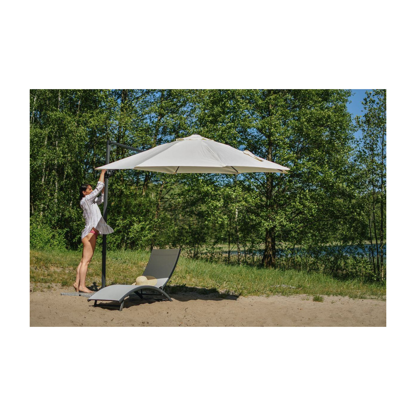 Kobieta rozkładająca parasol nad leżakiem star