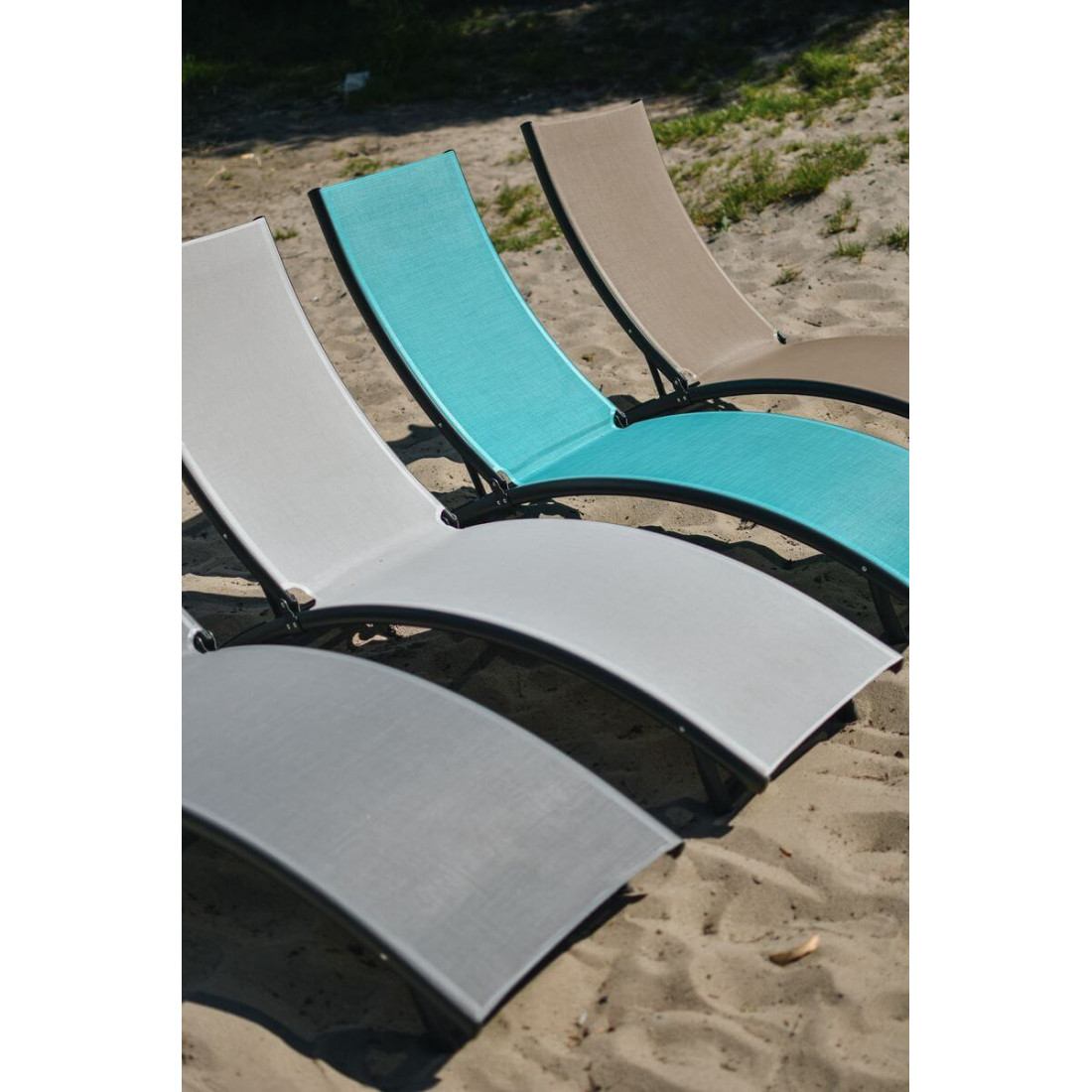 Leżaki Star w aranżacji na plaży jeziora ułożone w rzędzie obok siebie