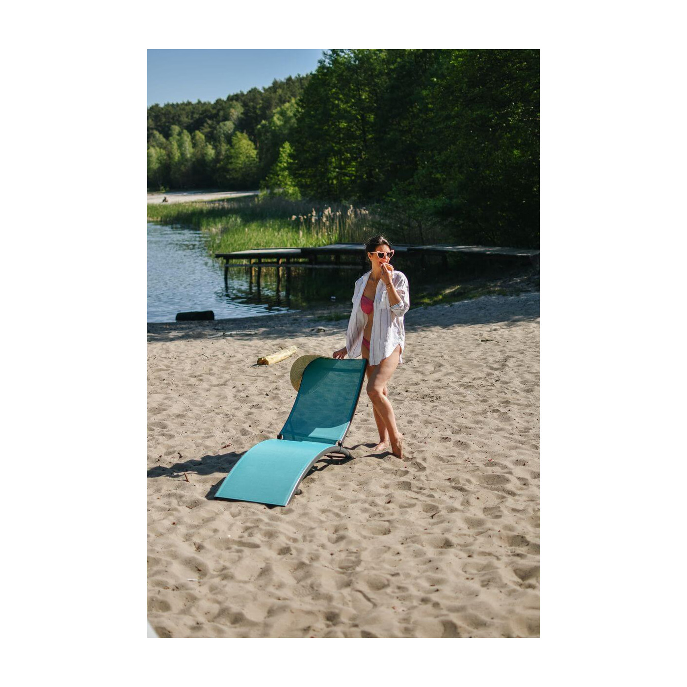 Kobieta stojąca za leżakiem star w kolorze niebieskim