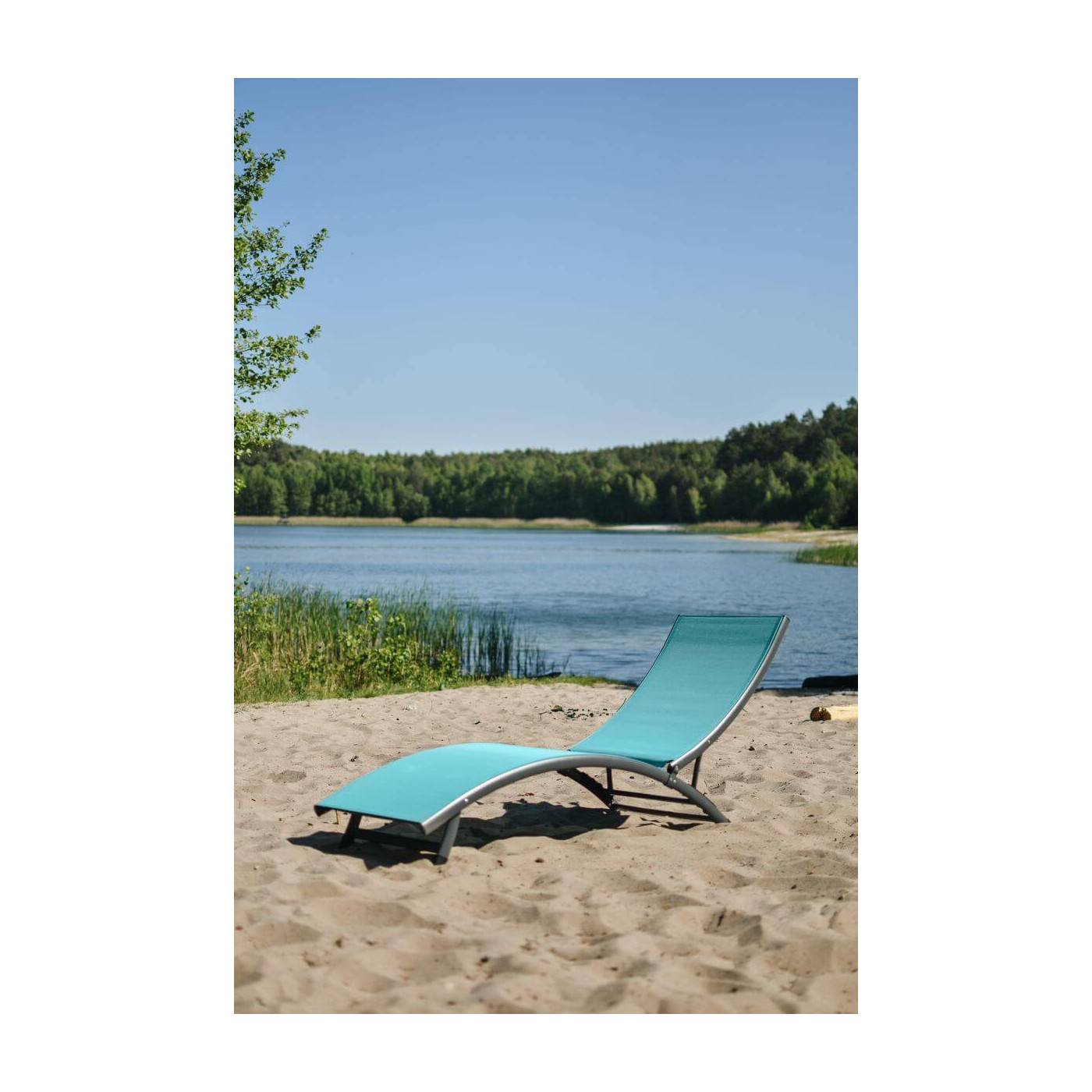 Aranżacja niebieskiego leżaka STAR na plaży przy jeziorz
