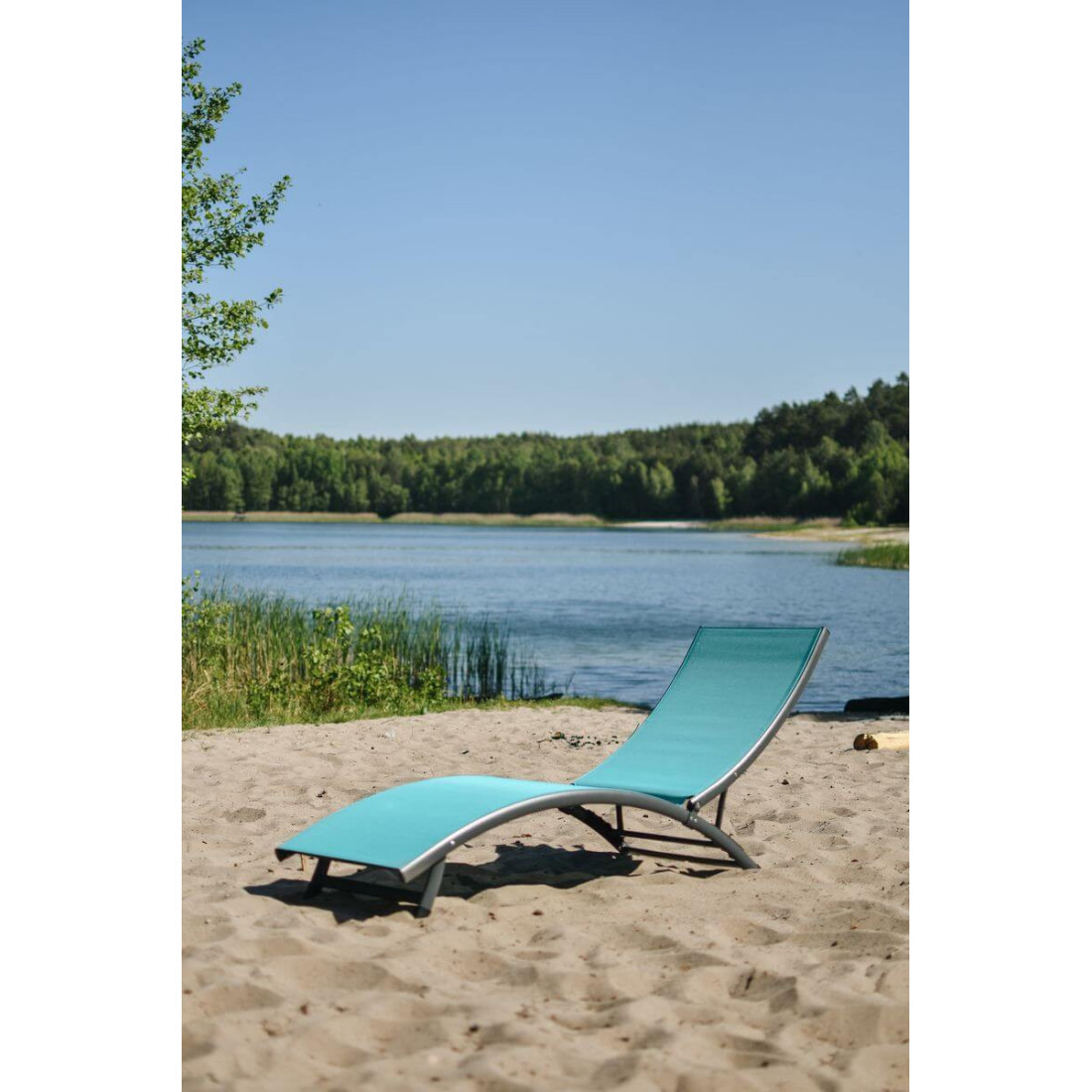 Aranżacja niebieskiego leżaka STAR na plaży przy jeziorz