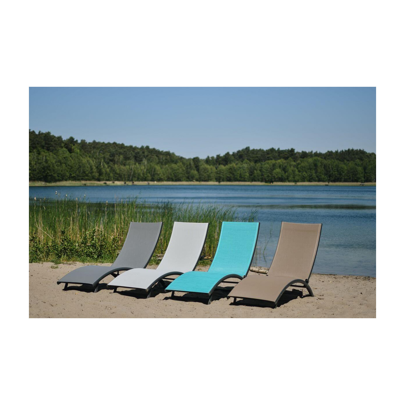 Aranżacja dwóch leżaków nad jeziorem w kolorach białym i niebieskim