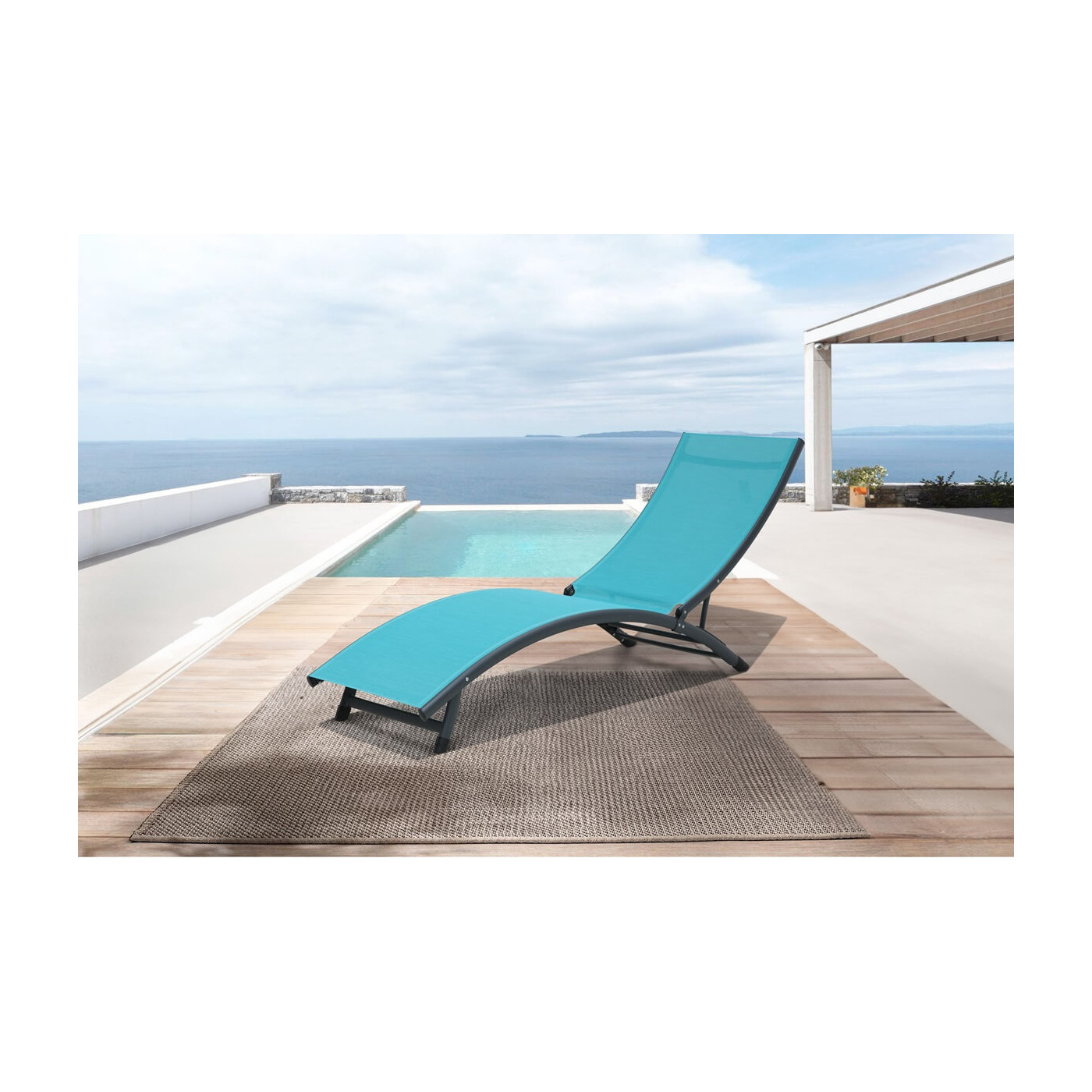 Zdjęcie stelażu niebieskiego leżaka STAR w aranżacji na piasku 