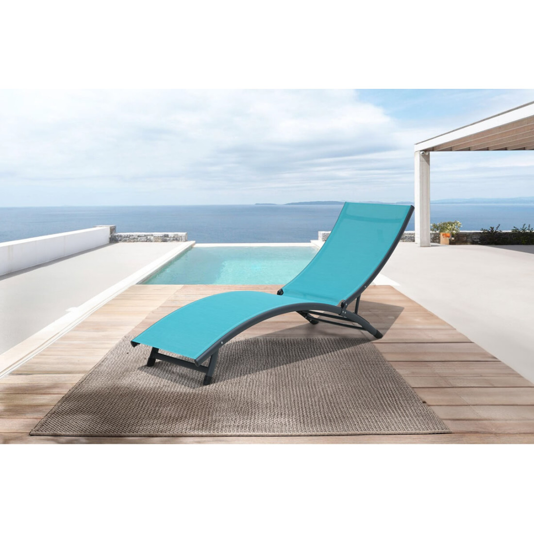 Zdjęcie stelażu niebieskiego leżaka STAR w aranżacji na piasku 