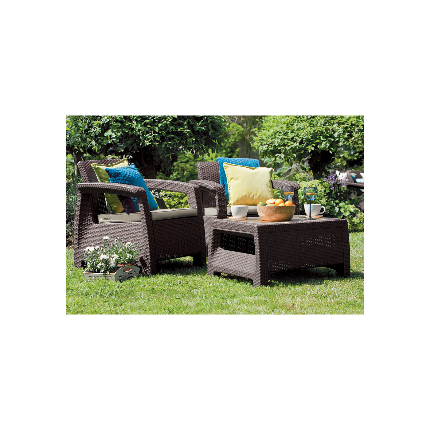 Widok na meble w ogrodzie zestawu CORFU WEEKEND Brown
