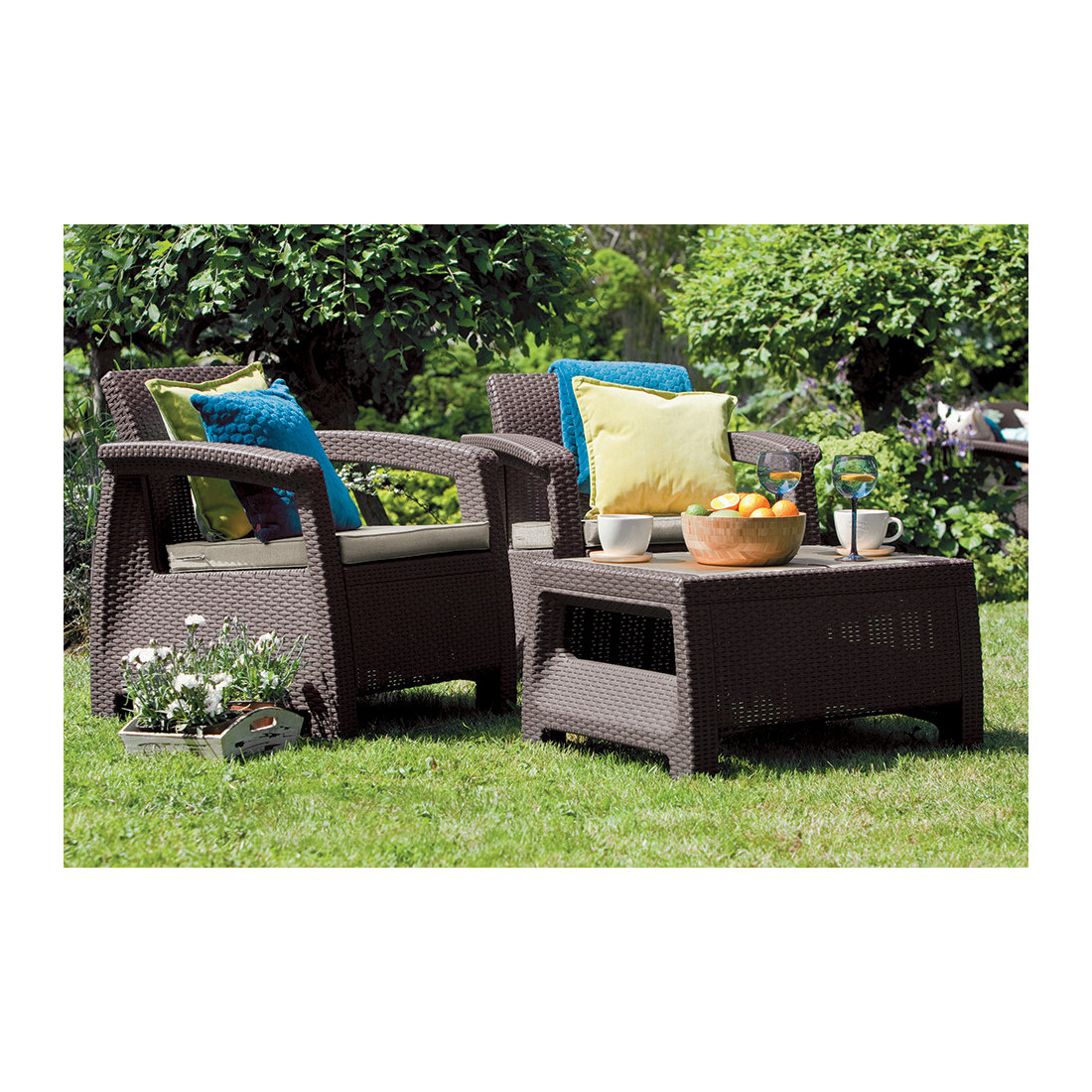 Widok na meble w ogrodzie zestawu CORFU WEEKEND Brown