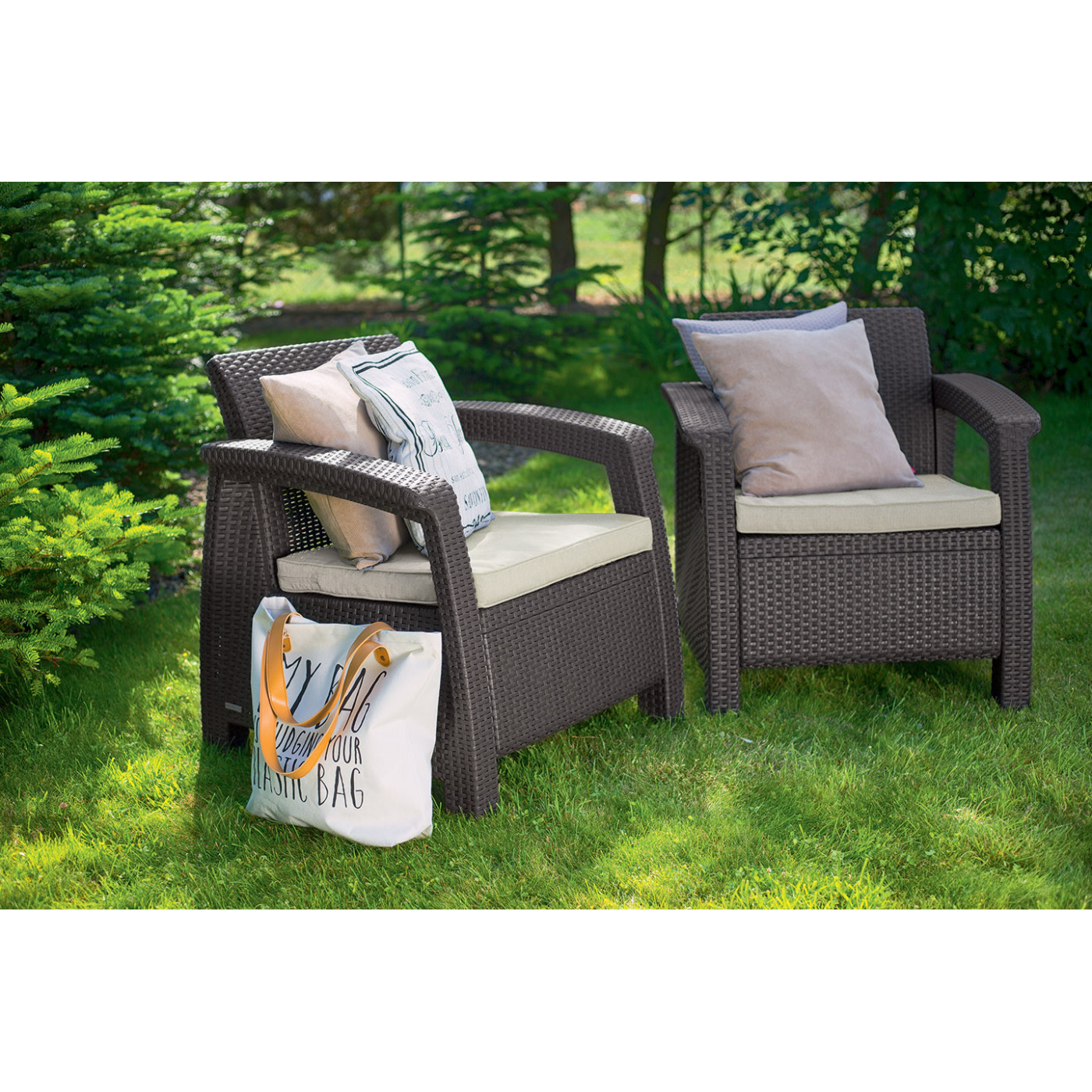 Aranżacja dwóch foteli z poduszkami