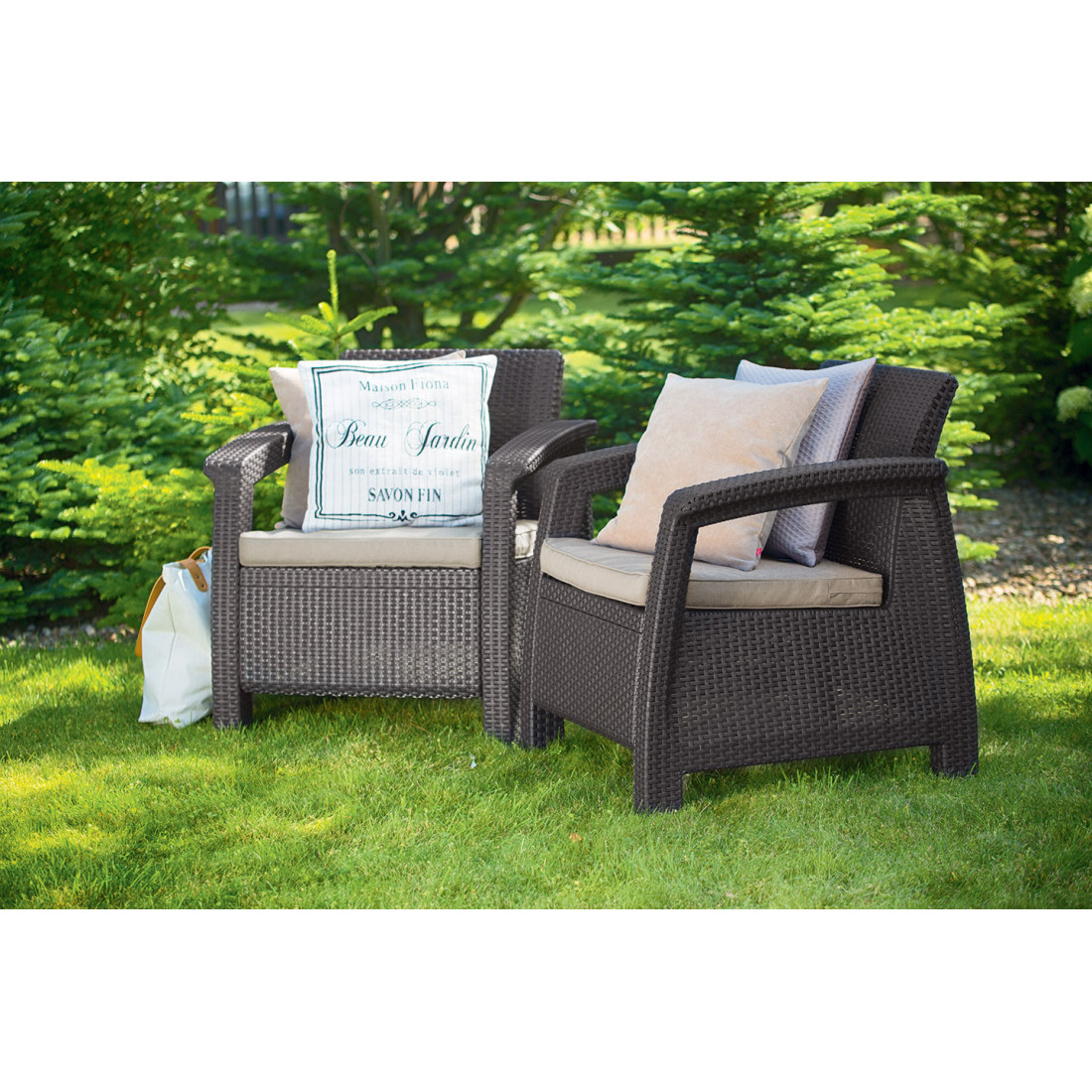 Wiosenny ogród w aranżacji z meblami ogrodowymi z zestawu CORFU DUO Brown