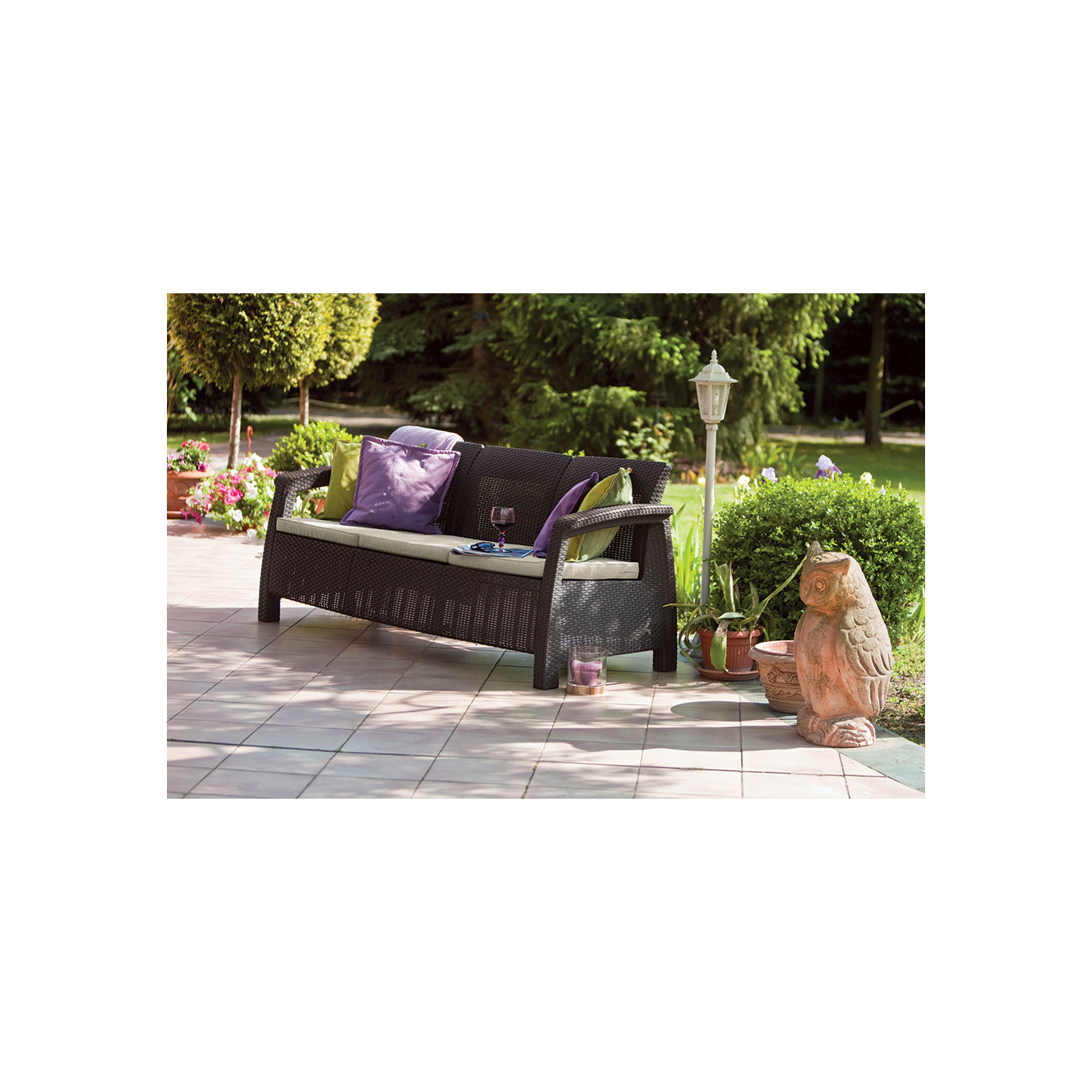 Aranżacja na tarasie brązowej sofy z poduszkami