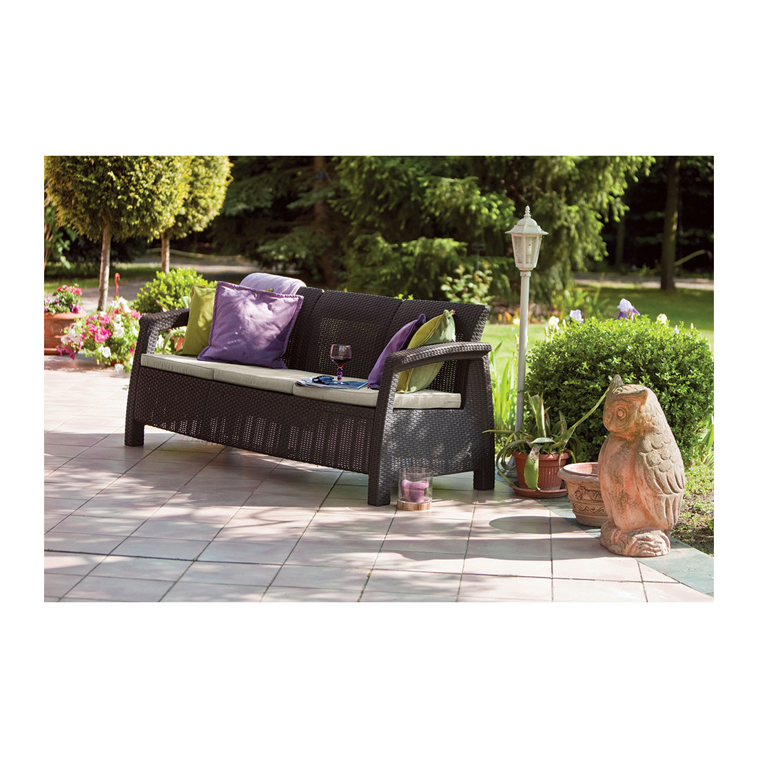 Aranżacja na tarasie brązowej sofy z poduszkami