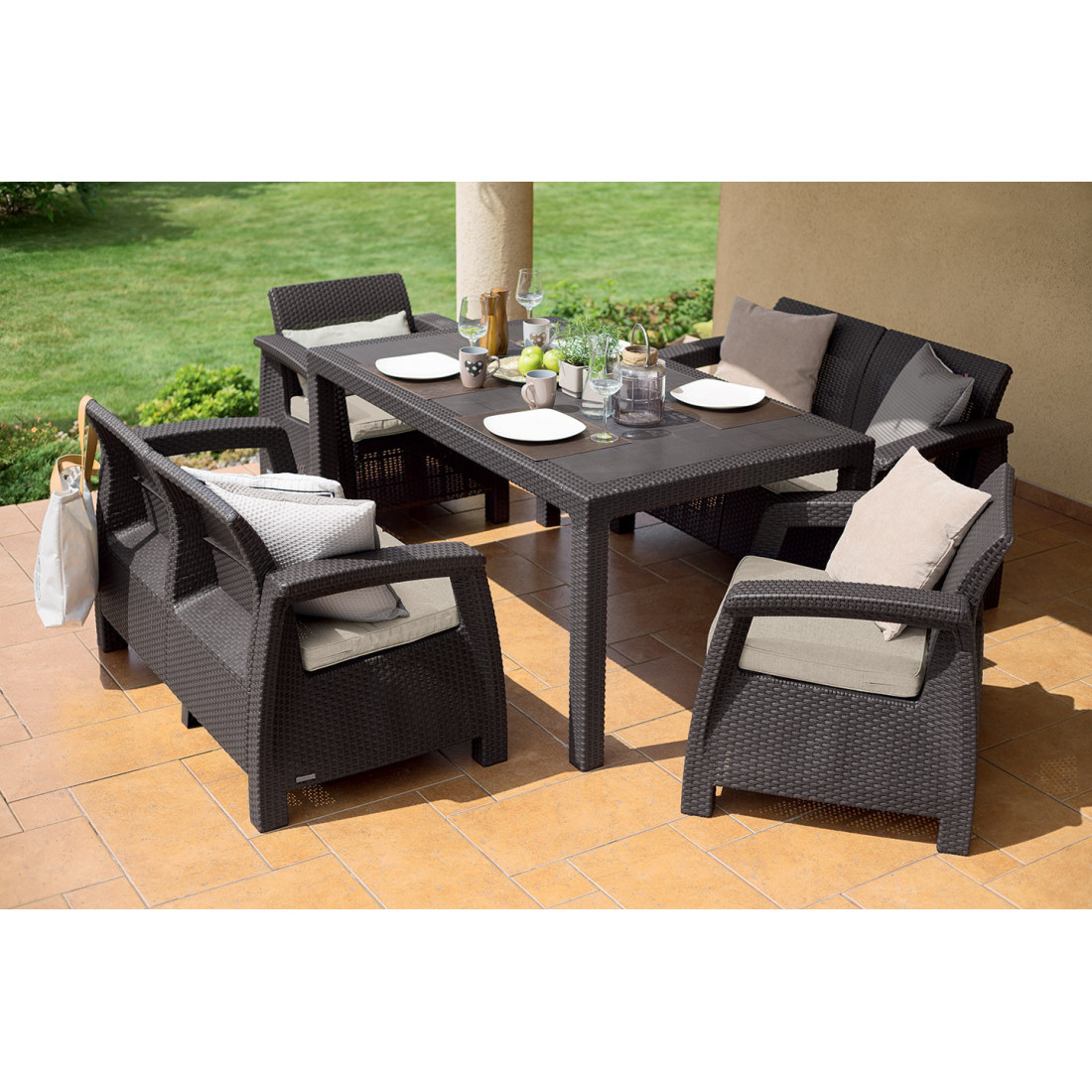 Aranżacja brązowych mebli CORFU FIESTA II na tarasie