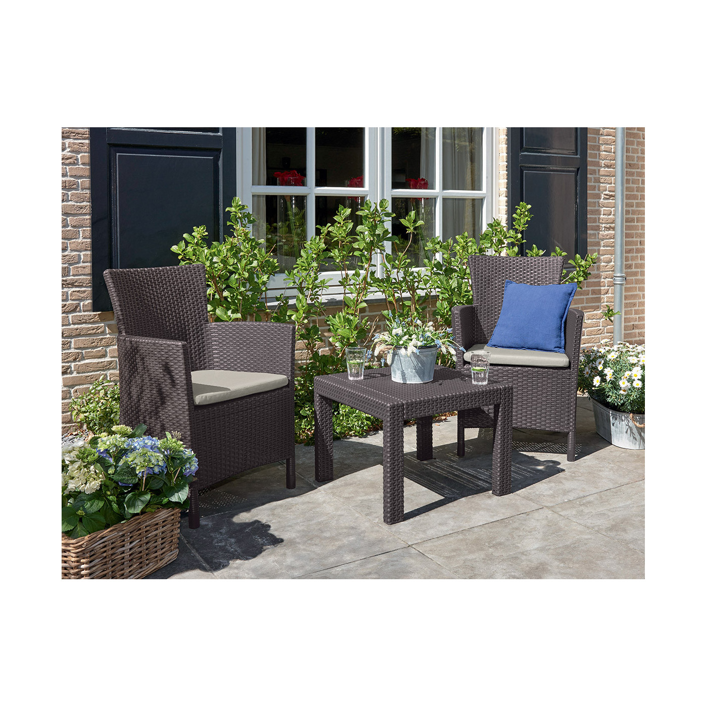 Wiosenna wizualizacja foteli ogrodowych IOWA na tarasie