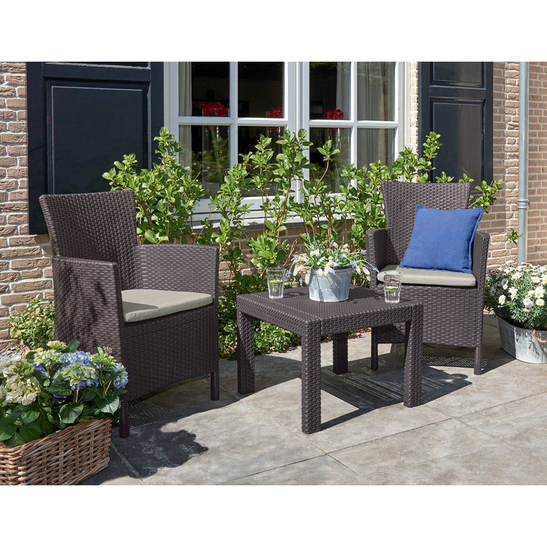 Wiosenna wizualizacja foteli ogrodowych IOWA na tarasie