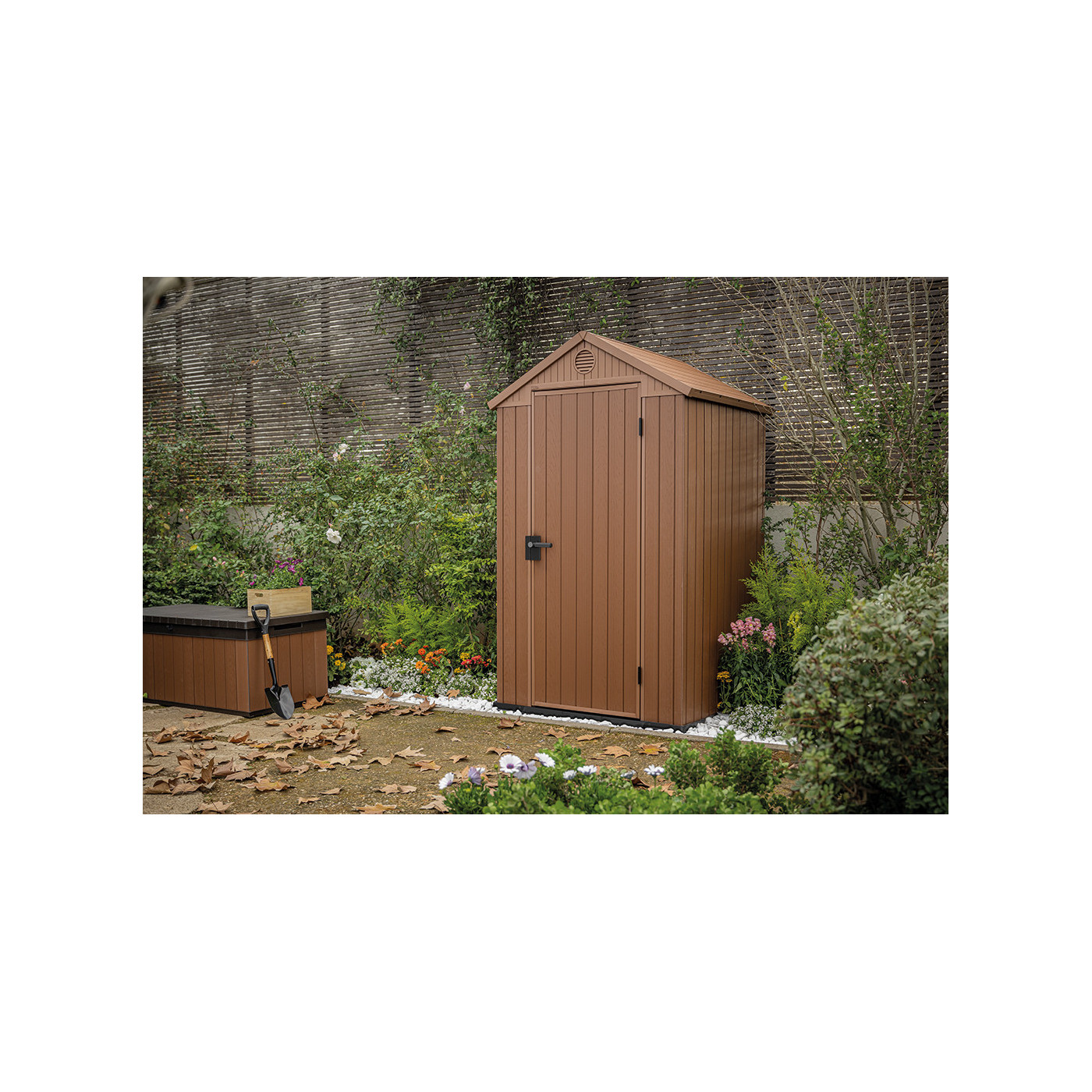 Aranżacja brązowego domku narzędziowego DARWIN 4x4 w ogrodzie