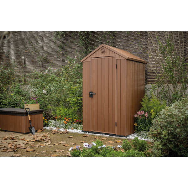 Aranżacja brązowego domku narzędziowego DARWIN 4x4 w ogrodzie