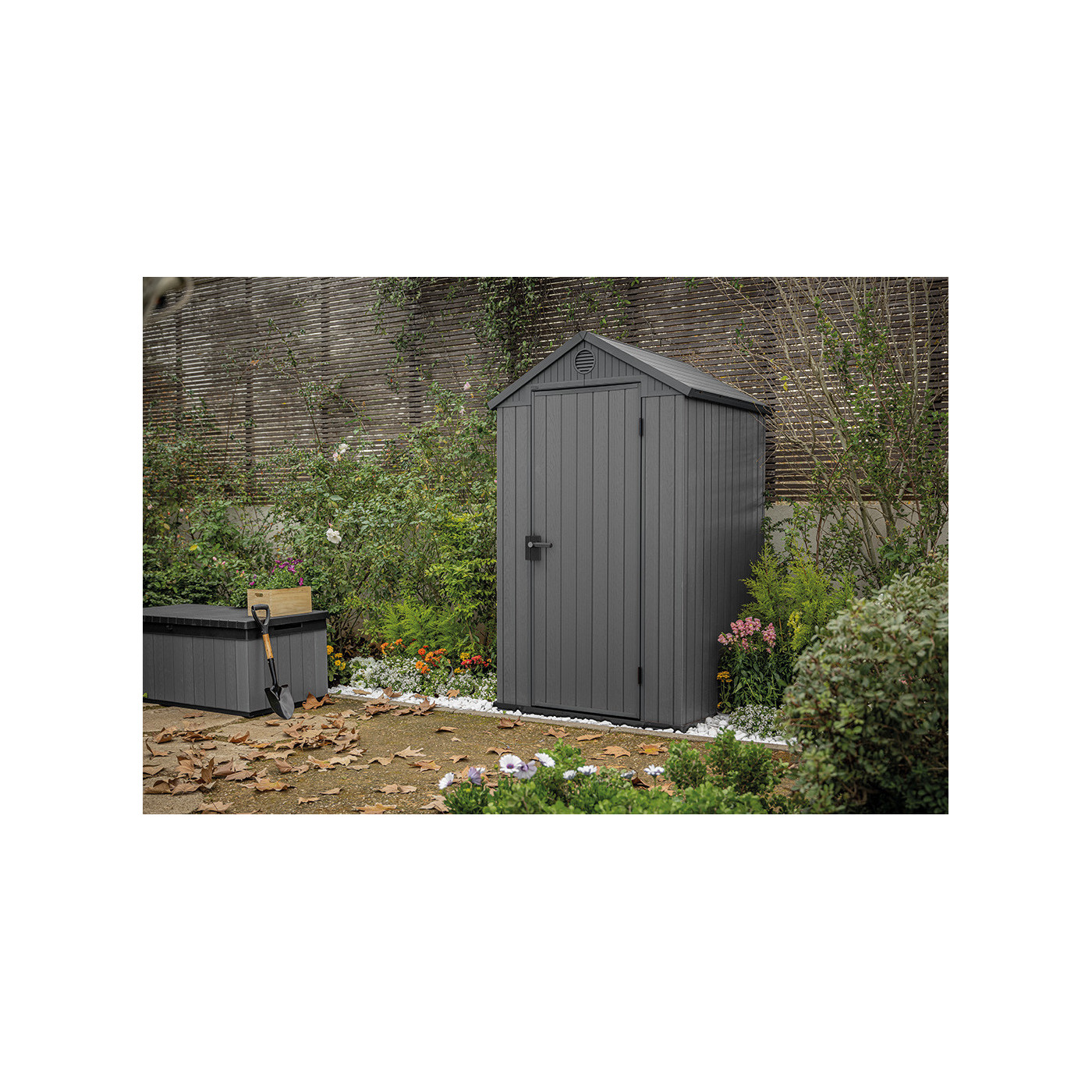 Aranżacja szarego domku narzędziowego DARWIN 4x4 w ogrodzie