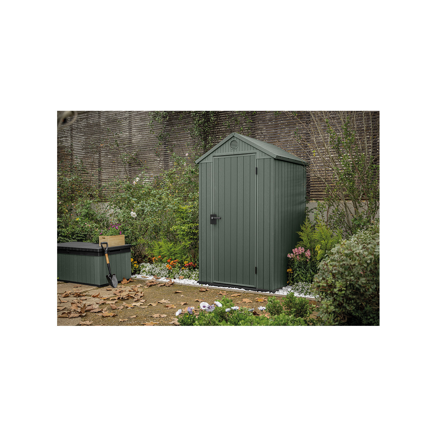 Aranżacja zielonego domku narzędziowego DARWIN 4x4 w ogrodzie