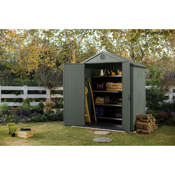 Aranżacja zielonego domku narzędziowego DARWIN 6x4 w ogrodzie