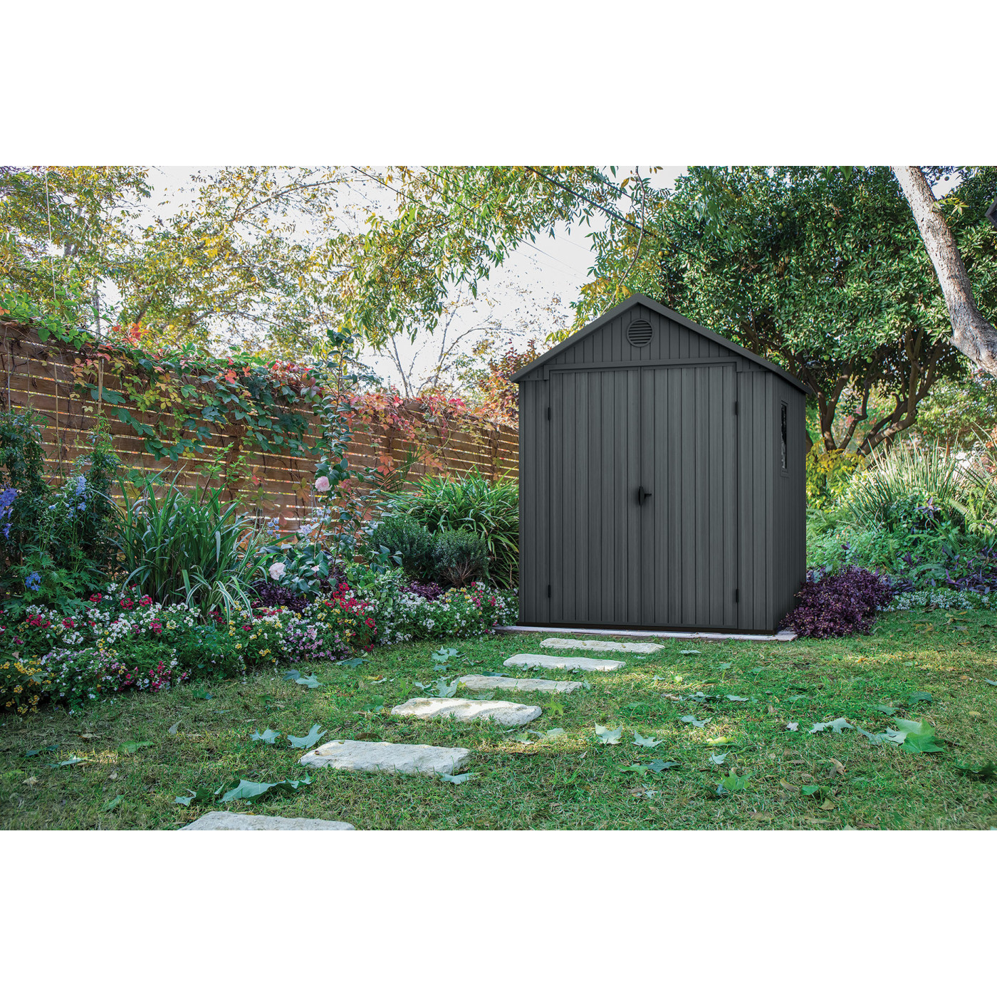 Aranżacja zielonego domku narzędziowego DARWIN 6x6 w ogrodzie