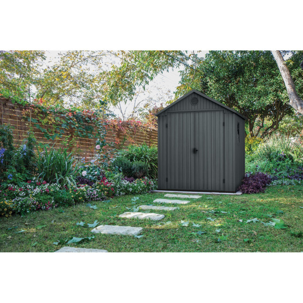 Aranżacja zielonego domku narzędziowego DARWIN 6x6 w ogrodzie