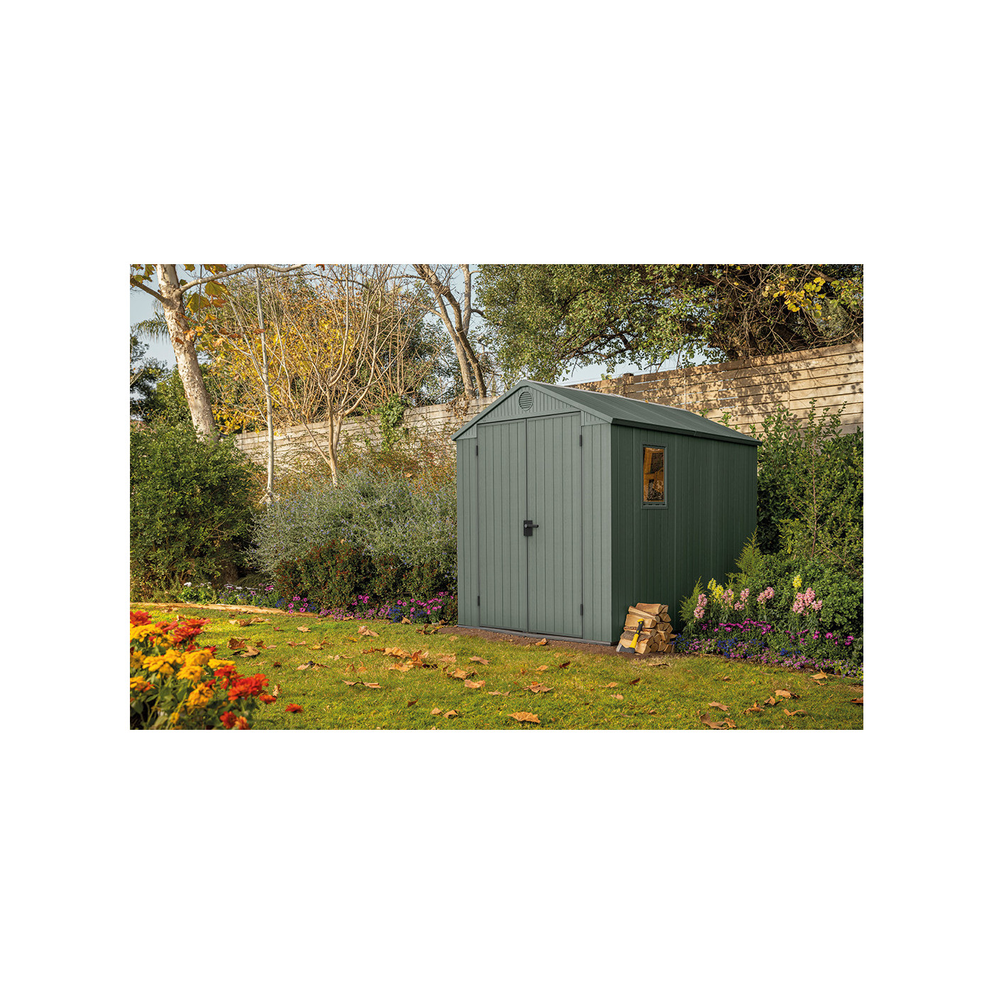 Aranżacja zielonego domku narzędziowego DARWIN 6x8 w ogrodzie