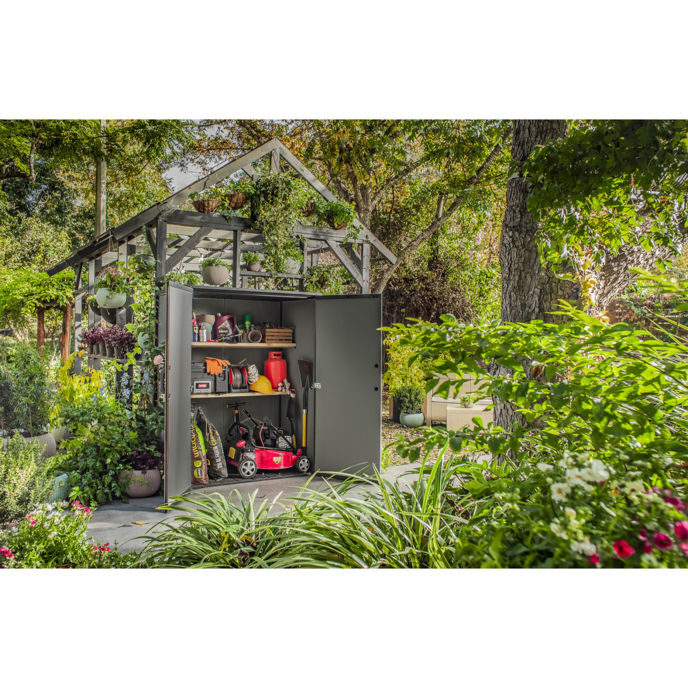 Aranżacja schowka ogrodowego z narzędziami PREMIER TALL - widok na wnętrze produktu