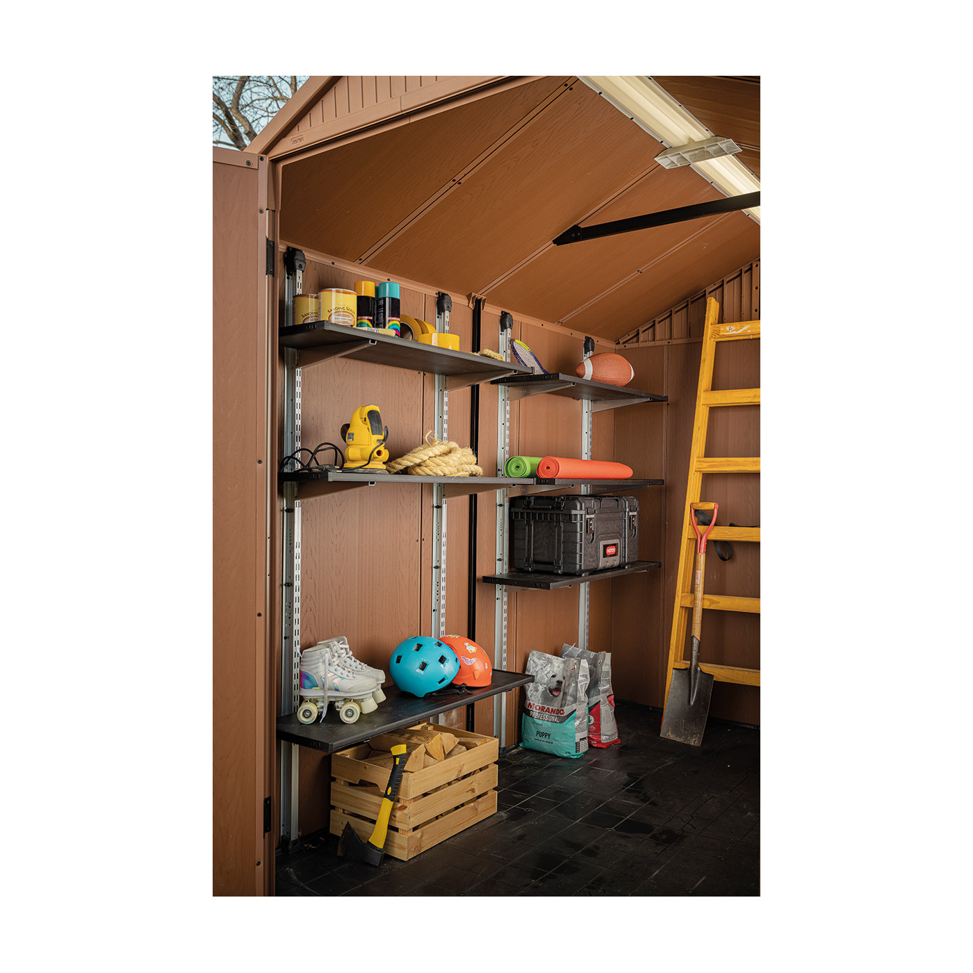 Aranżacja półki wiszącej - regału z narzędziami SHELVING KIT 100 przymocowanego do ściany