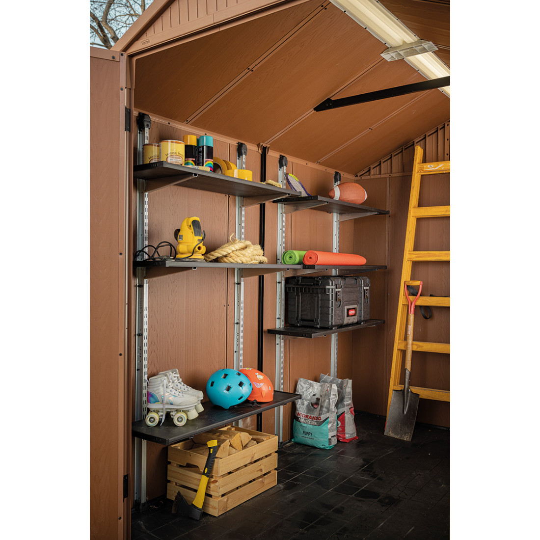 Aranżacja półki wiszącej - regału z narzędziami SHELVING KIT 100 przymocowanego do ściany