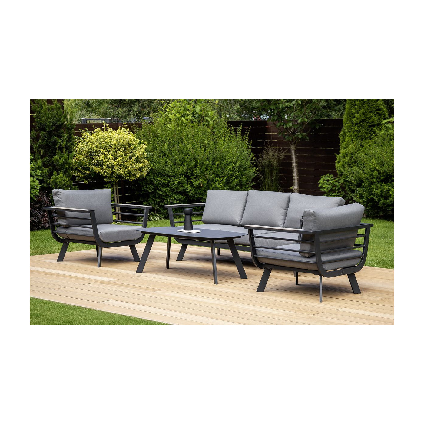 Meble wypoczynkowe umieszczone na tarasie