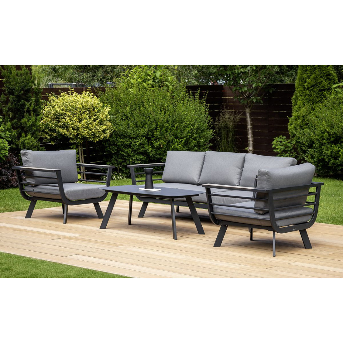 Meble wypoczynkowe umieszczone na tarasie