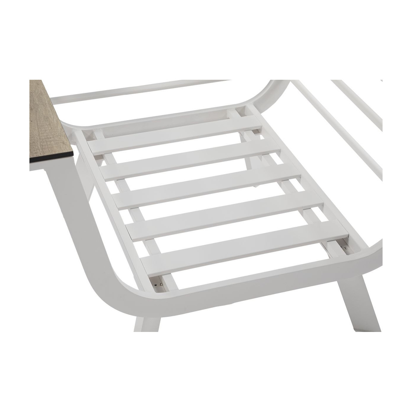 Zbliżenie na białą ramę fotela aspen caffe