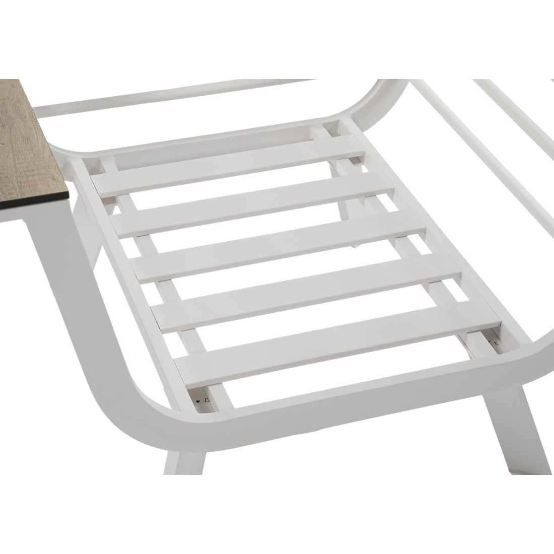 Zbliżenie na białą ramę fotela aspen caffe