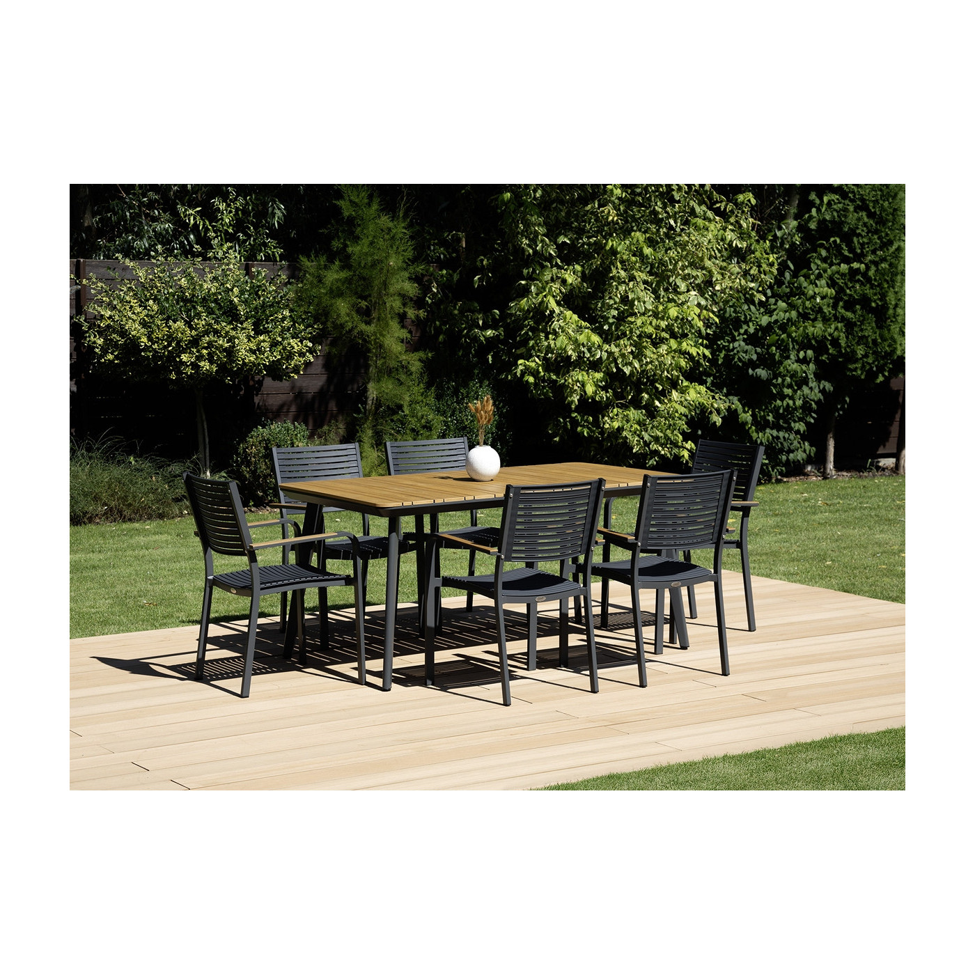 Aranżacja grafitowego zestawu tacoma w ogrodzie