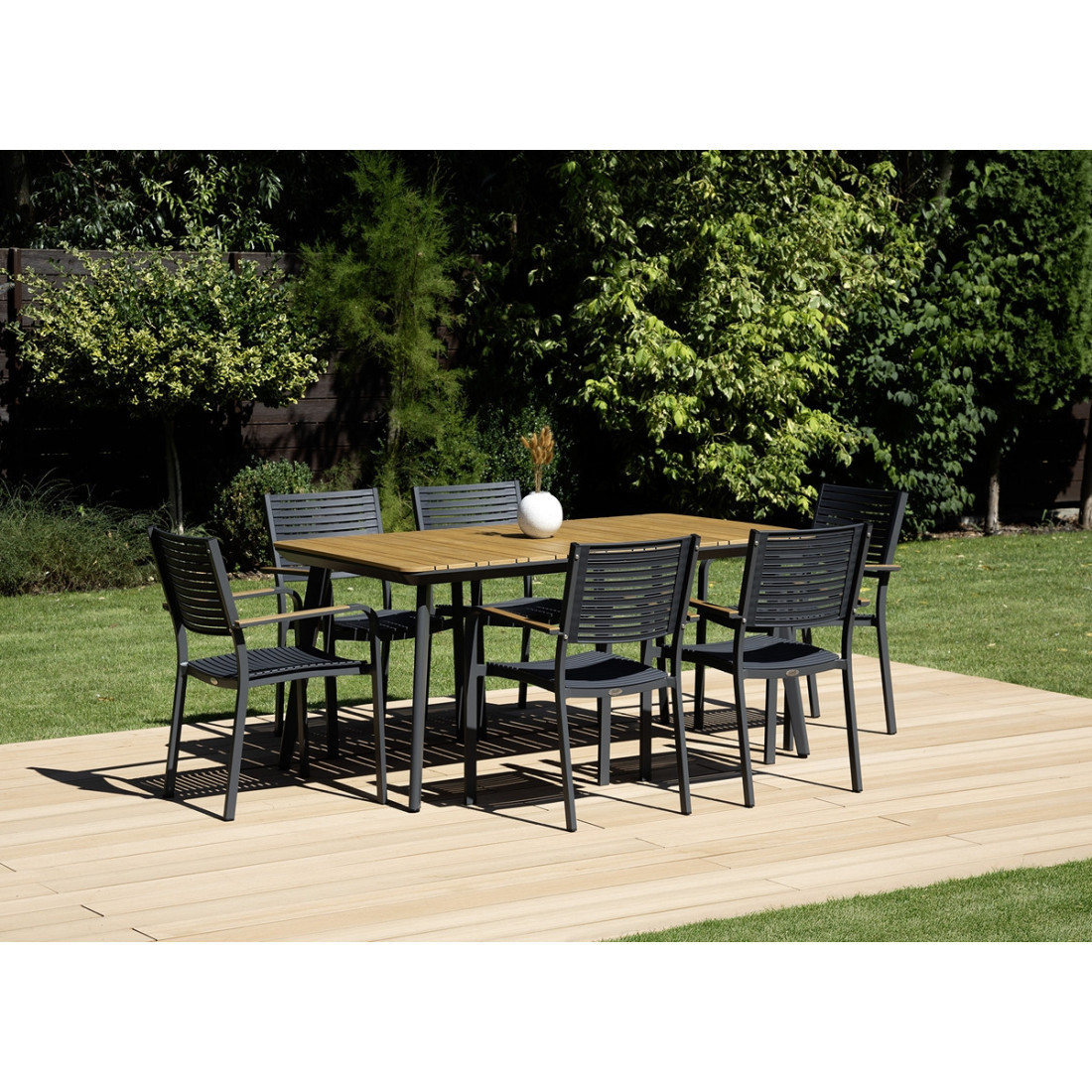 Aranżacja grafitowego zestawu tacoma w ogrodzie