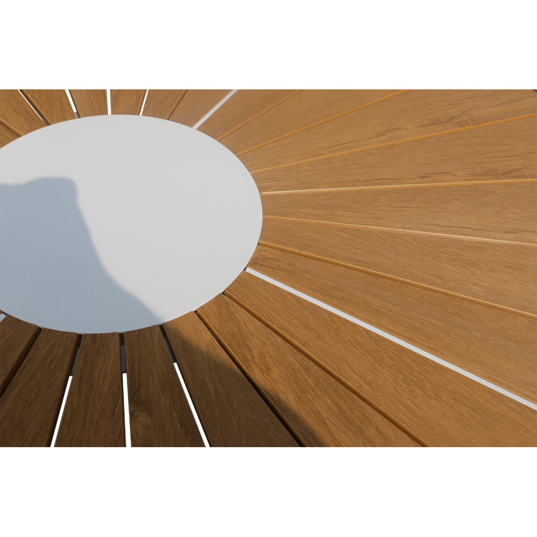 Zbliżenie na drewniany blat stołu tacoma