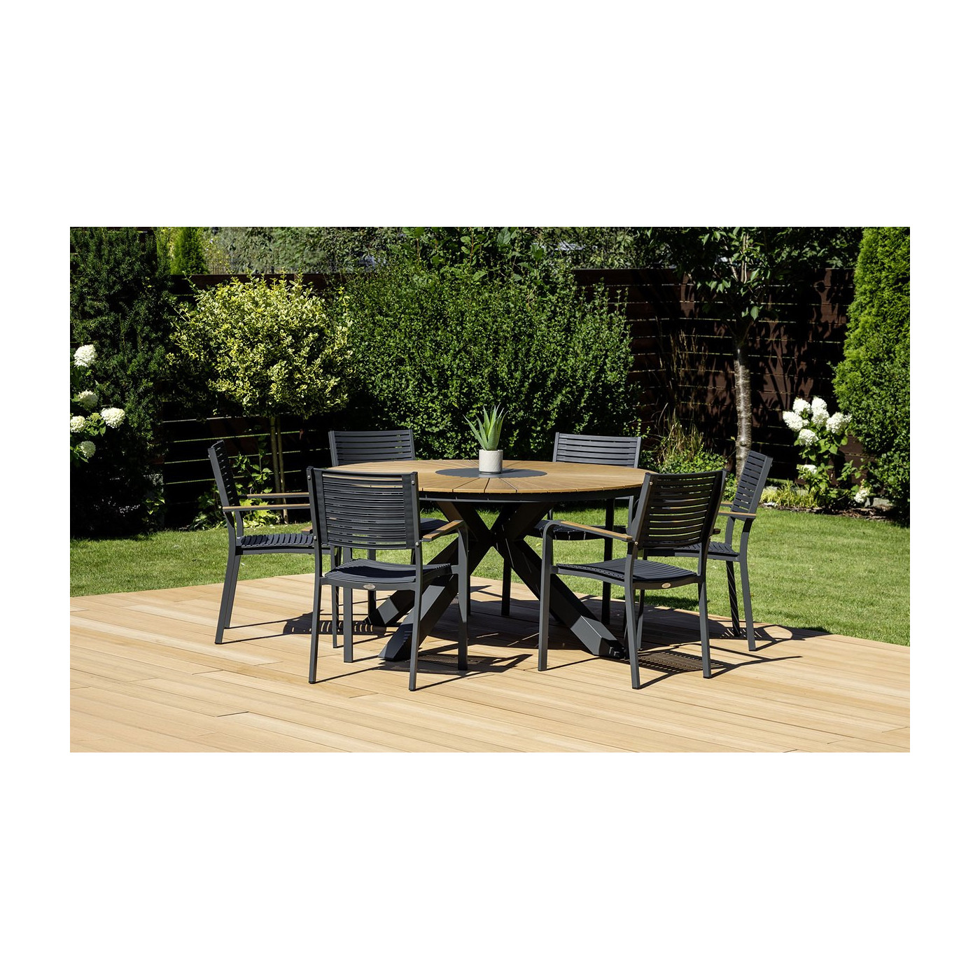 Ogrodowy zestaw jadalniany w kolorze grafitowym z drewnianymi akcentami 