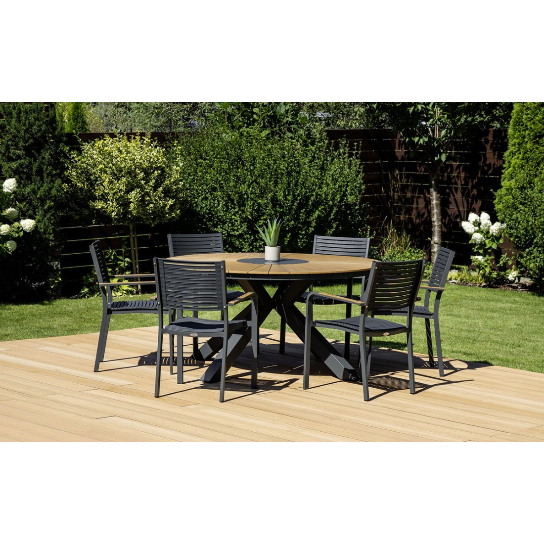 Ogrodowy zestaw jadalniany w kolorze grafitowym z drewnianymi akcentami 