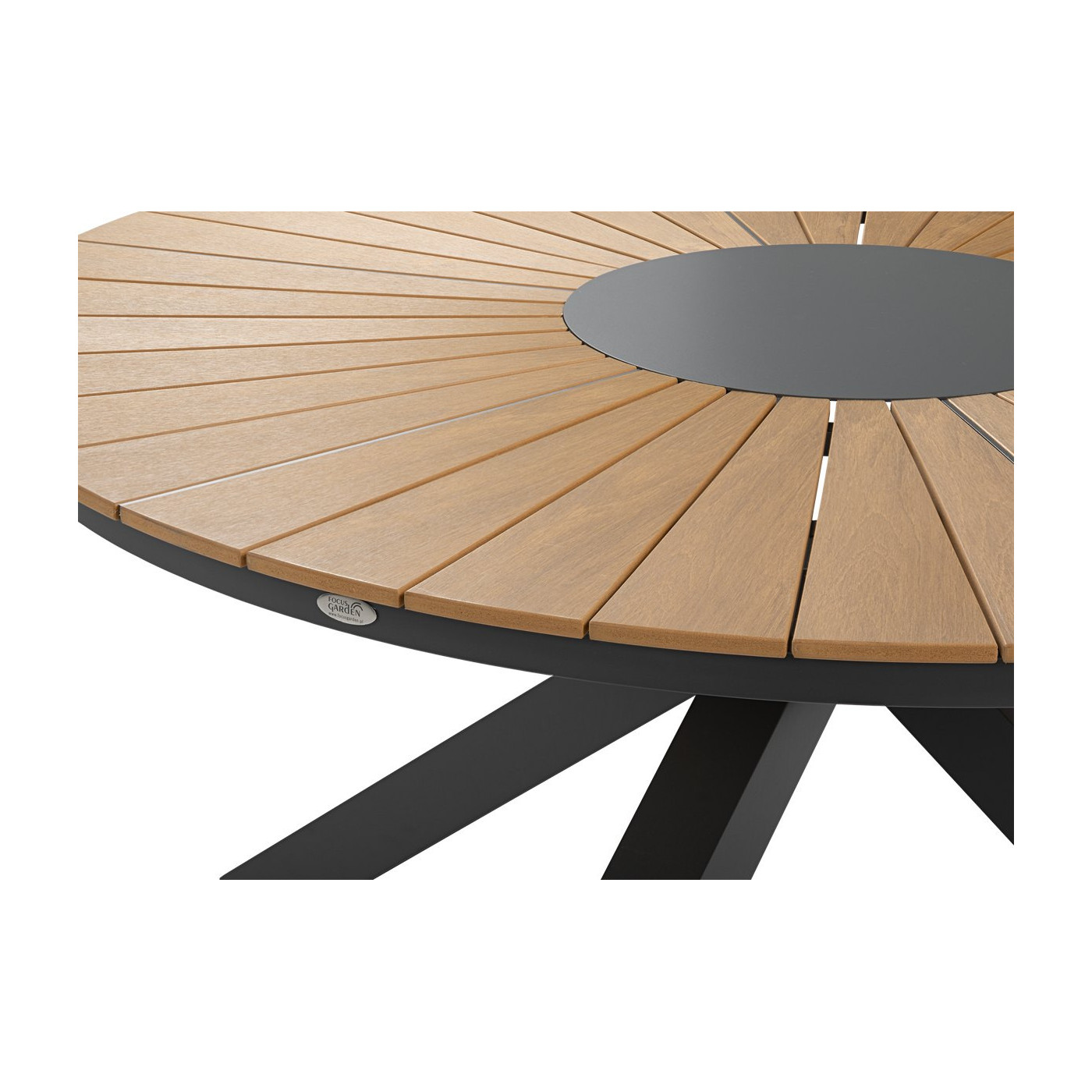 Zbliżenie na drewniany blat okrągłego stołu tacoma