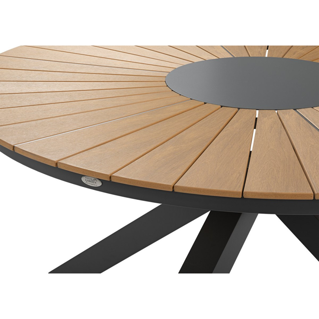 Zbliżenie na drewniany blat okrągłego stołu tacoma