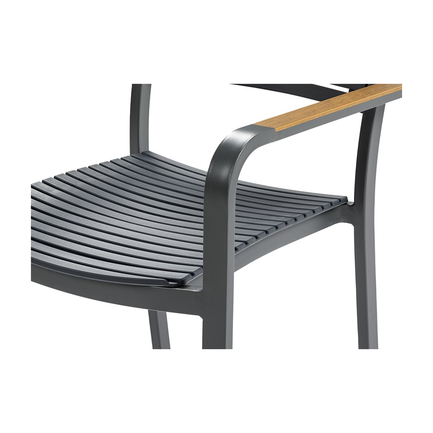 zbliżenie na siedzisko i podłokietnik z drewnianym akcentem w krześle grafitowym z zestawu tacoma