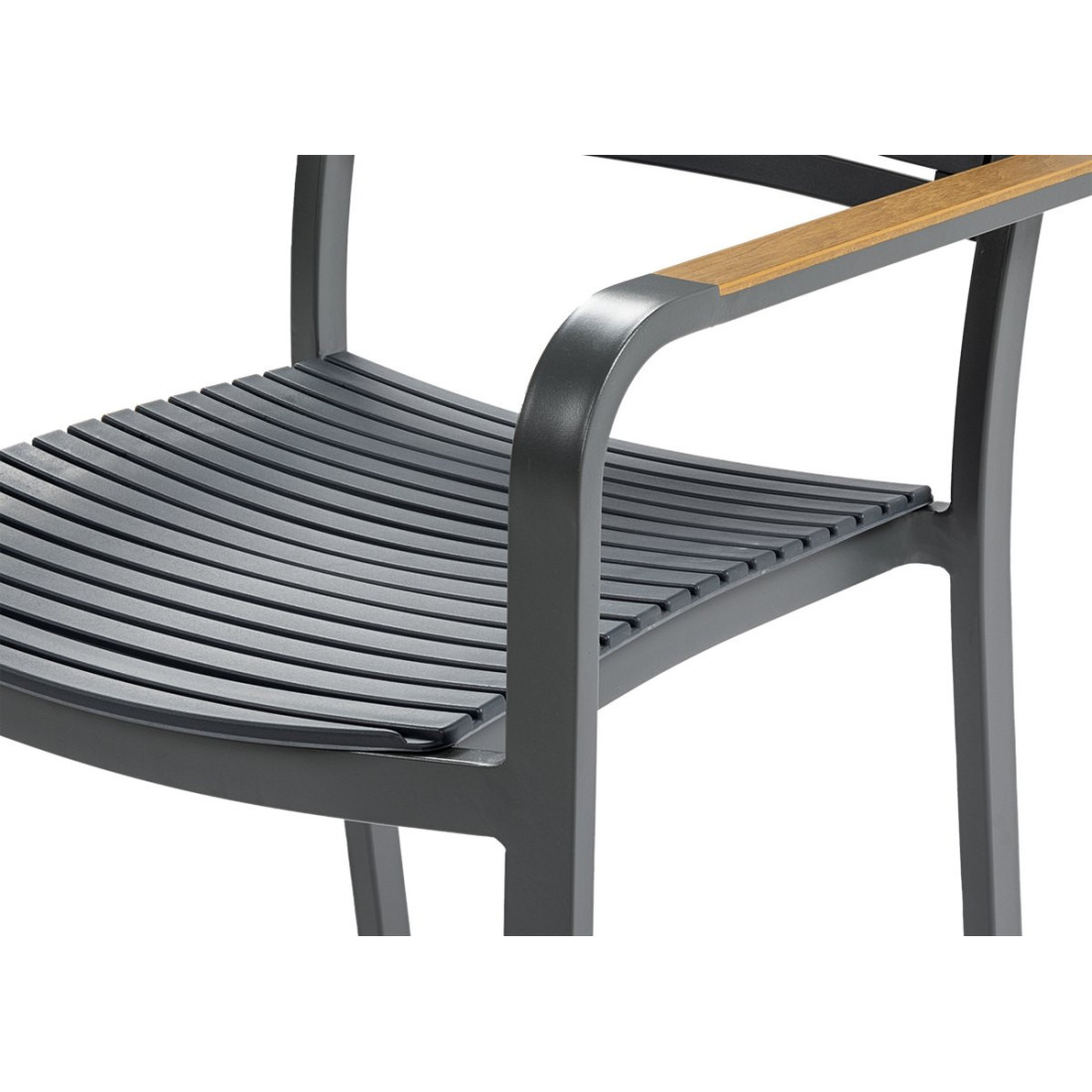 zbliżenie na siedzisko i podłokietnik z drewnianym akcentem w krześle grafitowym z zestawu tacoma