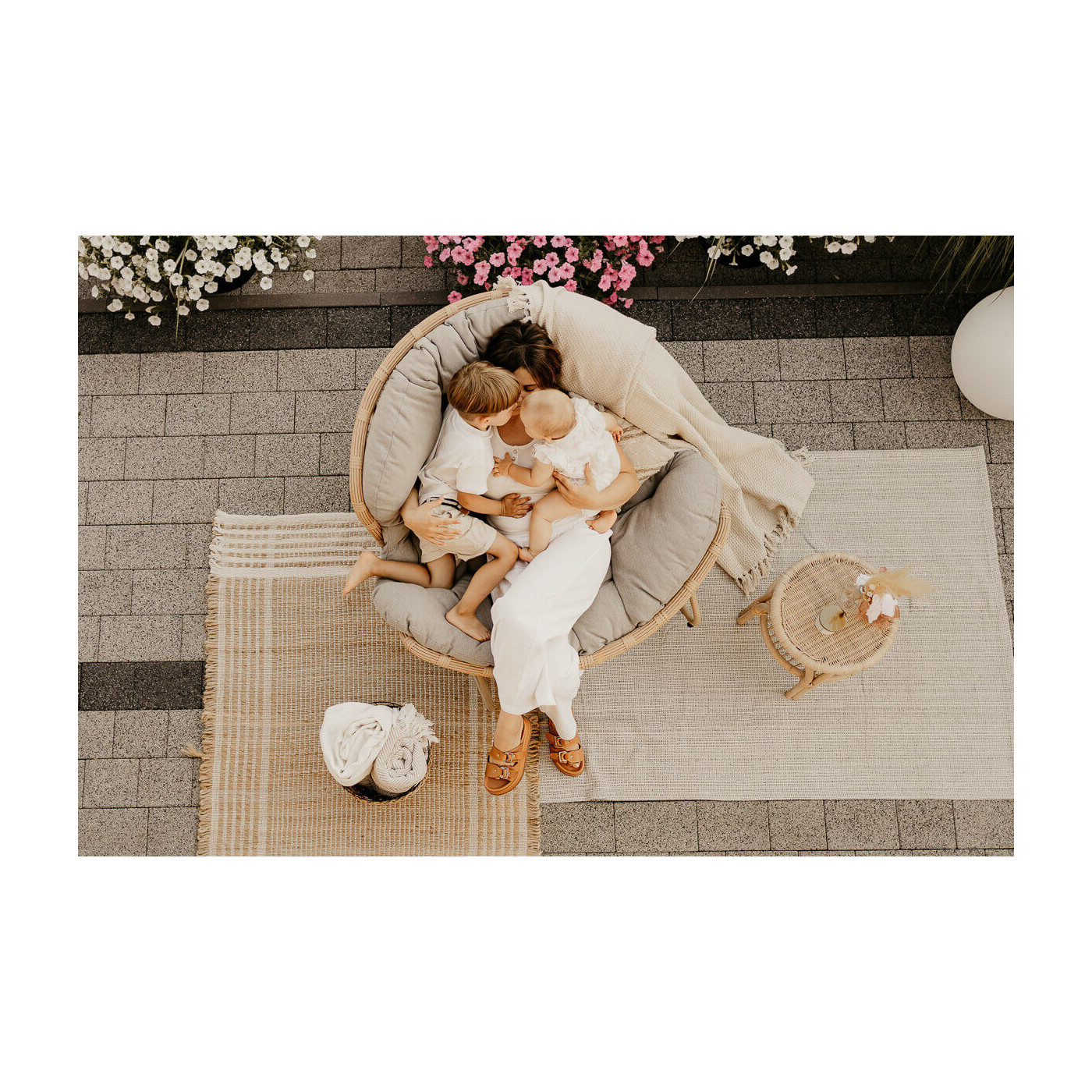 Ujęcie kobiety i dzieci w fotelu Rodos od firmy Focus Garden