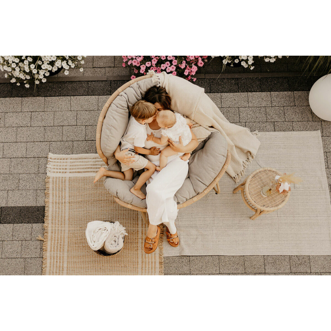Ujęcie kobiety i dzieci w fotelu Rodos od firmy Focus Garden