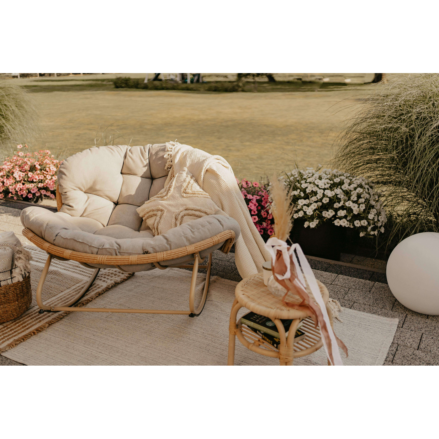 Wizualizacja fotela do odpoczynku w otoczeniu w stylu boho 