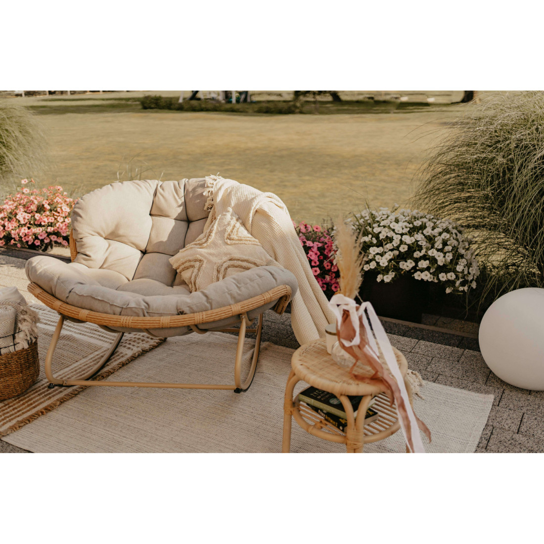 Wizualizacja fotela do odpoczynku w otoczeniu w stylu boho 